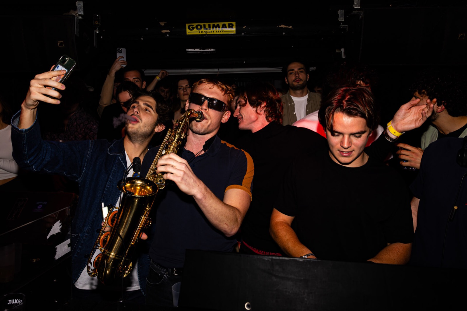Saxophoniste en performance dans un club parisien